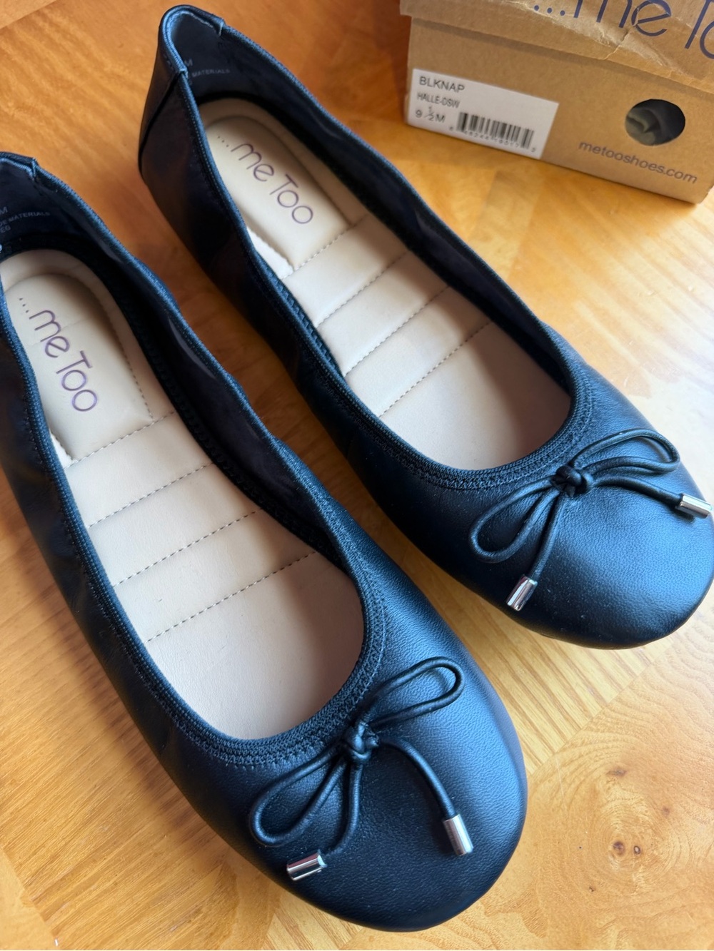 me too Black Round-Toe leather Ballet Flats with Bow Accent